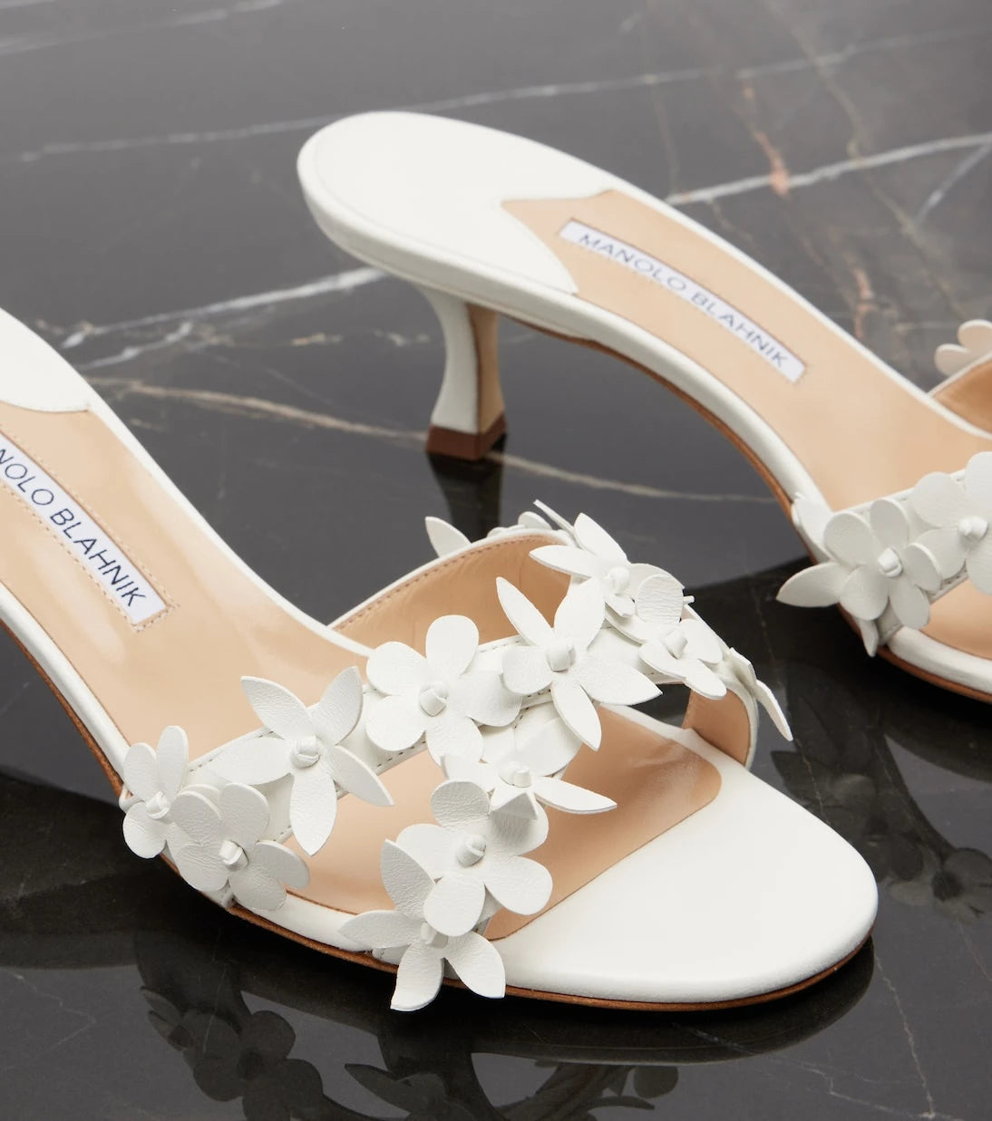 Manolo Blahnik - حذاء "أنيستارونا" مفتوح من الخلف من الجلد مُزيّن بالزهور
