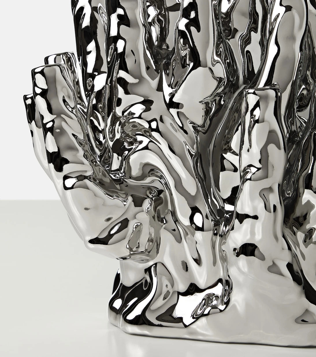 Polspotten - Coral porcelain vase by Norman Trapman