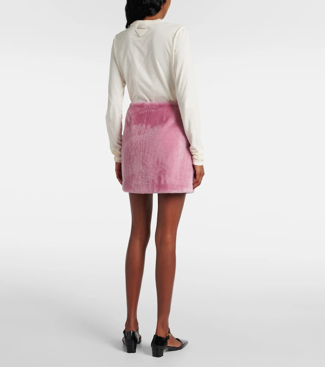 Prada - تنورة قصيرة من فرو الشيرلينغ