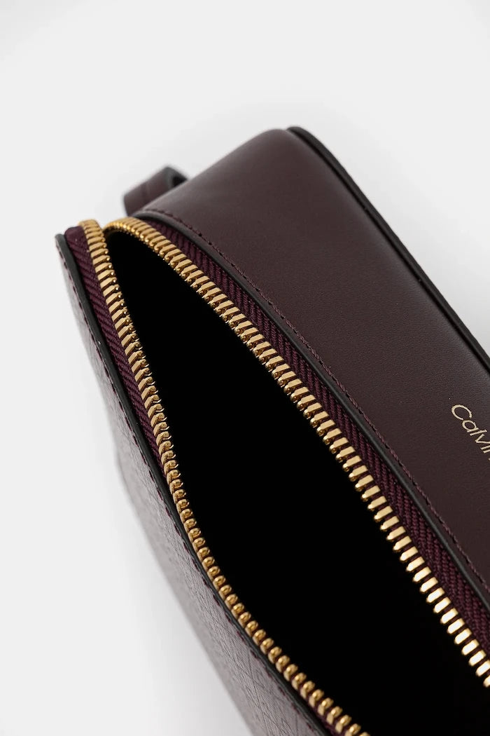 Calvin Klein kadın suni deri çapraz çanta