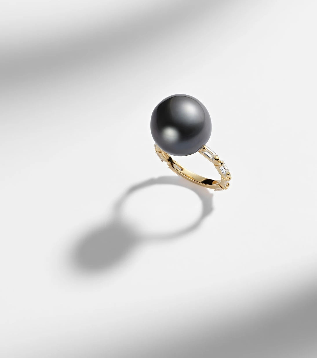 Suzanne Kalan - 18kt gold ring with pearl and diamonds
