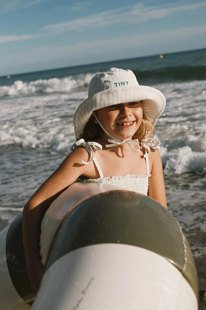 Детска капела Tinycottons CYAN FINE STRIPES BUCKET HAT
