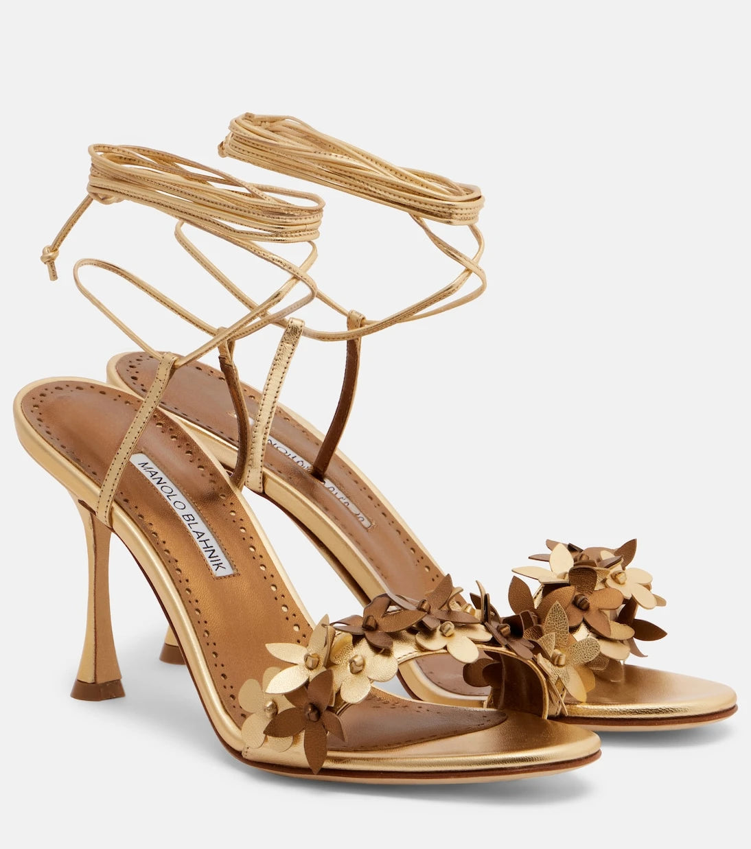 Manolo Blahnik - صندل Anista الجلدي بتطريزات الزهور