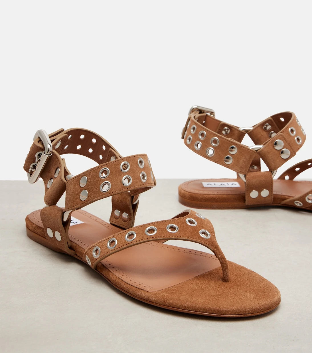 Alaïa - Biker zımbalı süet parmak arası sandalet