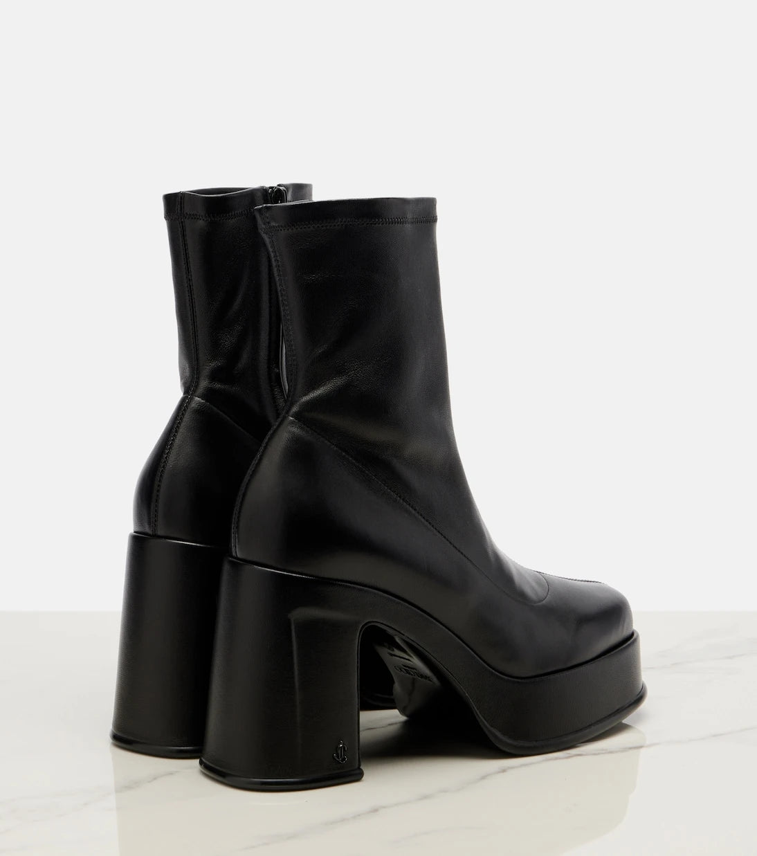 Jimmy Choo - حذاء هادي الجلدي بطول الكاحل