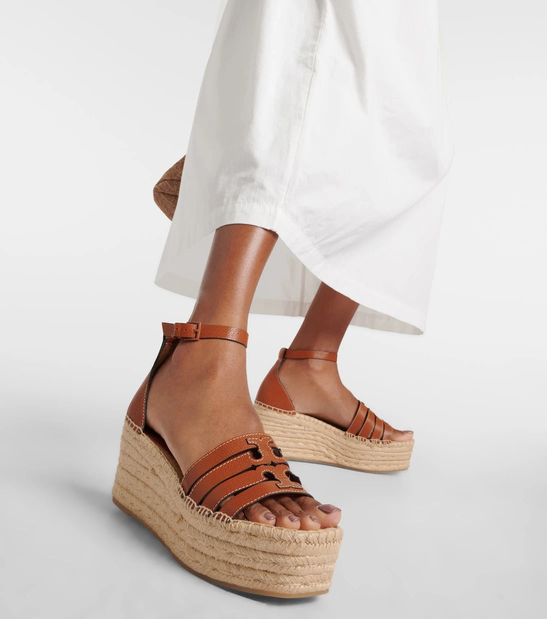 Tory Burch - حذاء إسبادريل Ines بكعب ويدج من الجلد