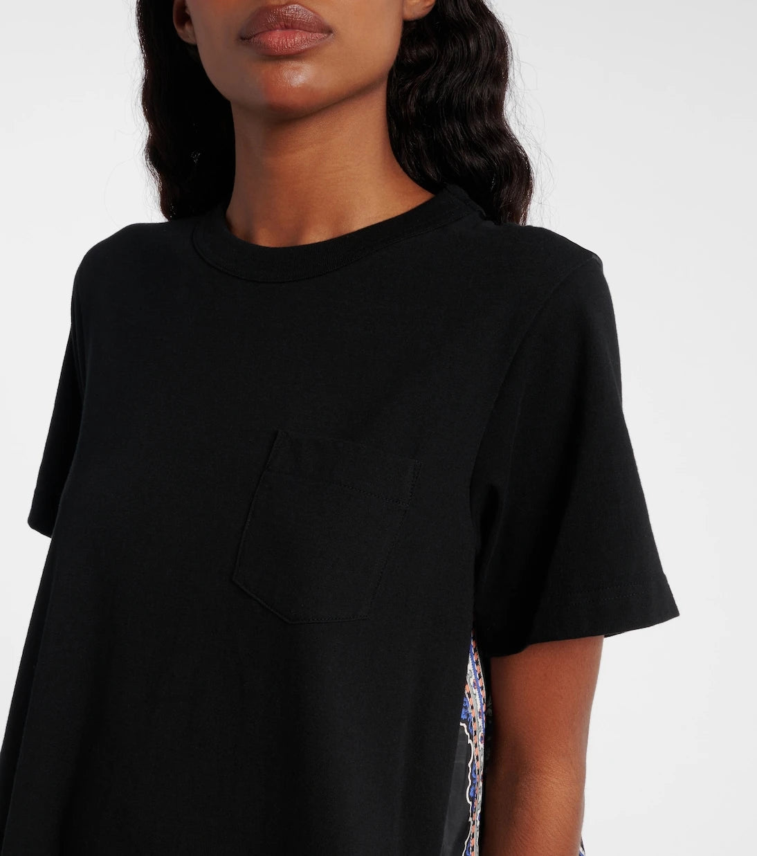 Sacai - فستان قصير بتصميم بيزلي مع ألواح