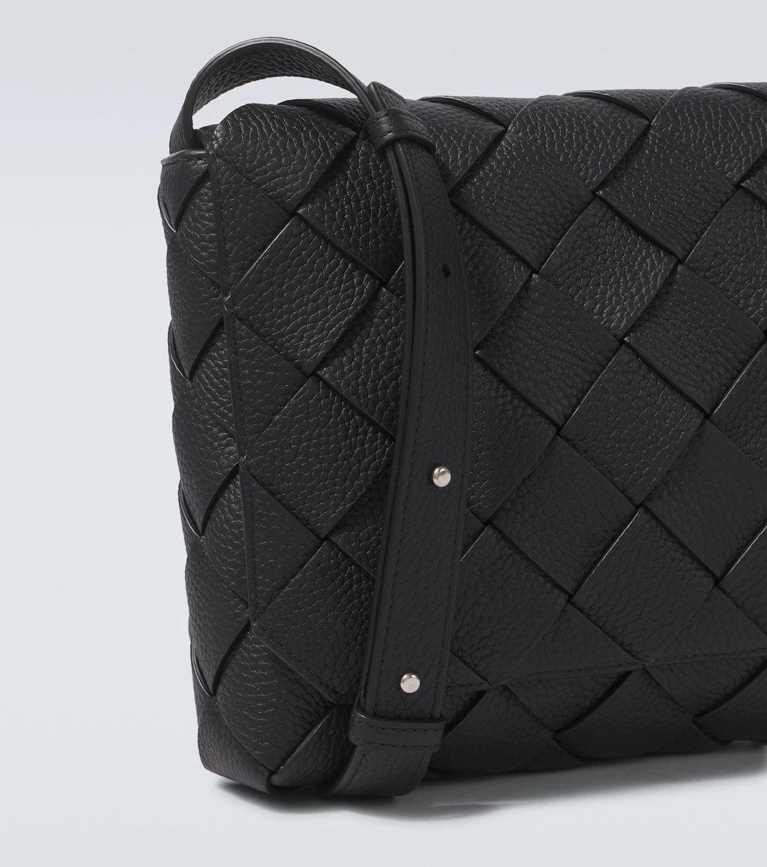 Bottega Veneta - حقيبة ماسنجر دياجو كبيرة من الجلد المجدول