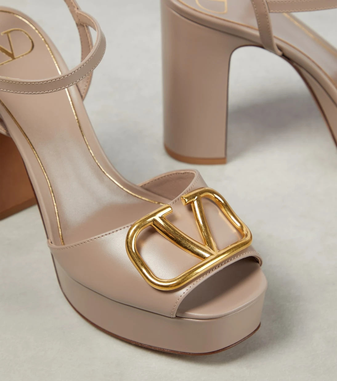 Valentino Garavani - VLogo leather platform sandals
