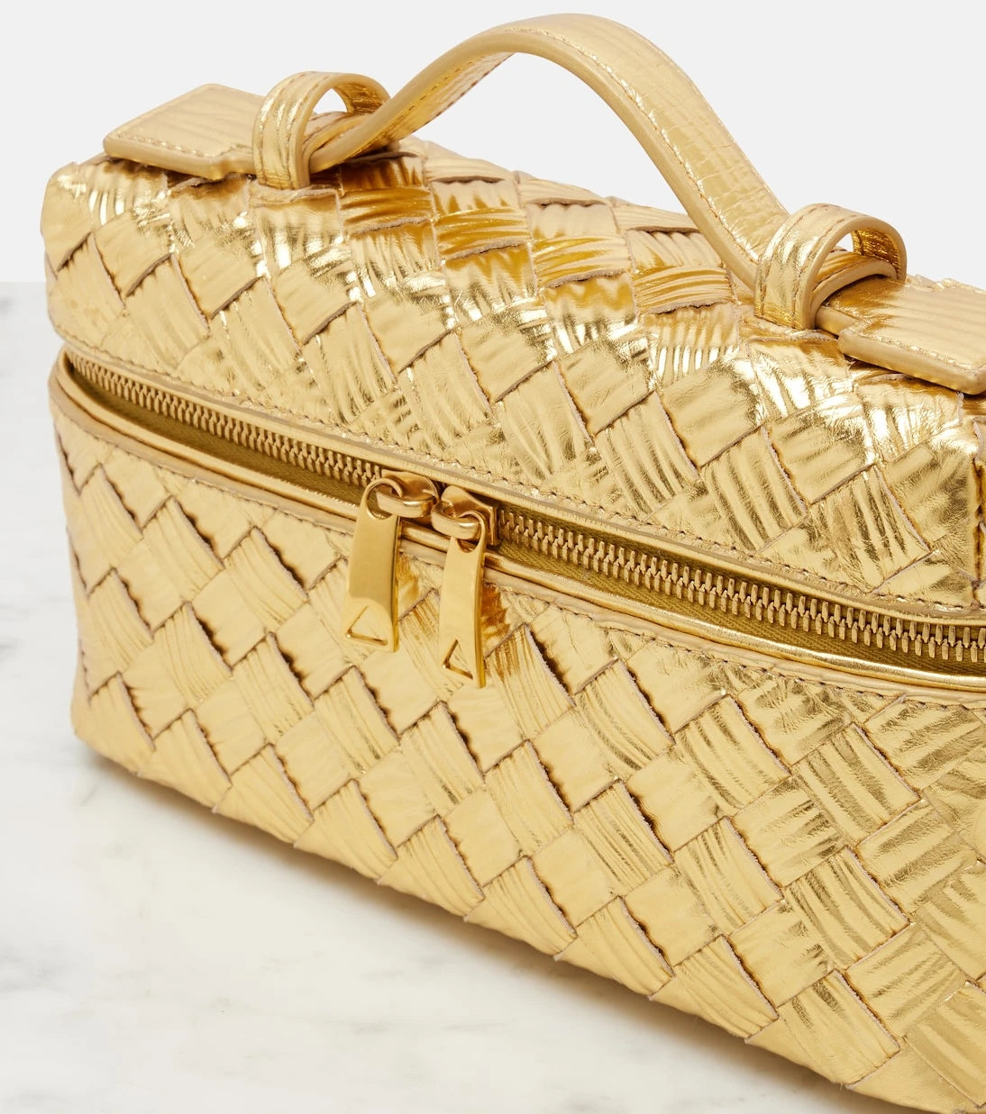 Bottega Veneta - حقيبة فانيتي بانغ بانغ من الجلد الميتالك