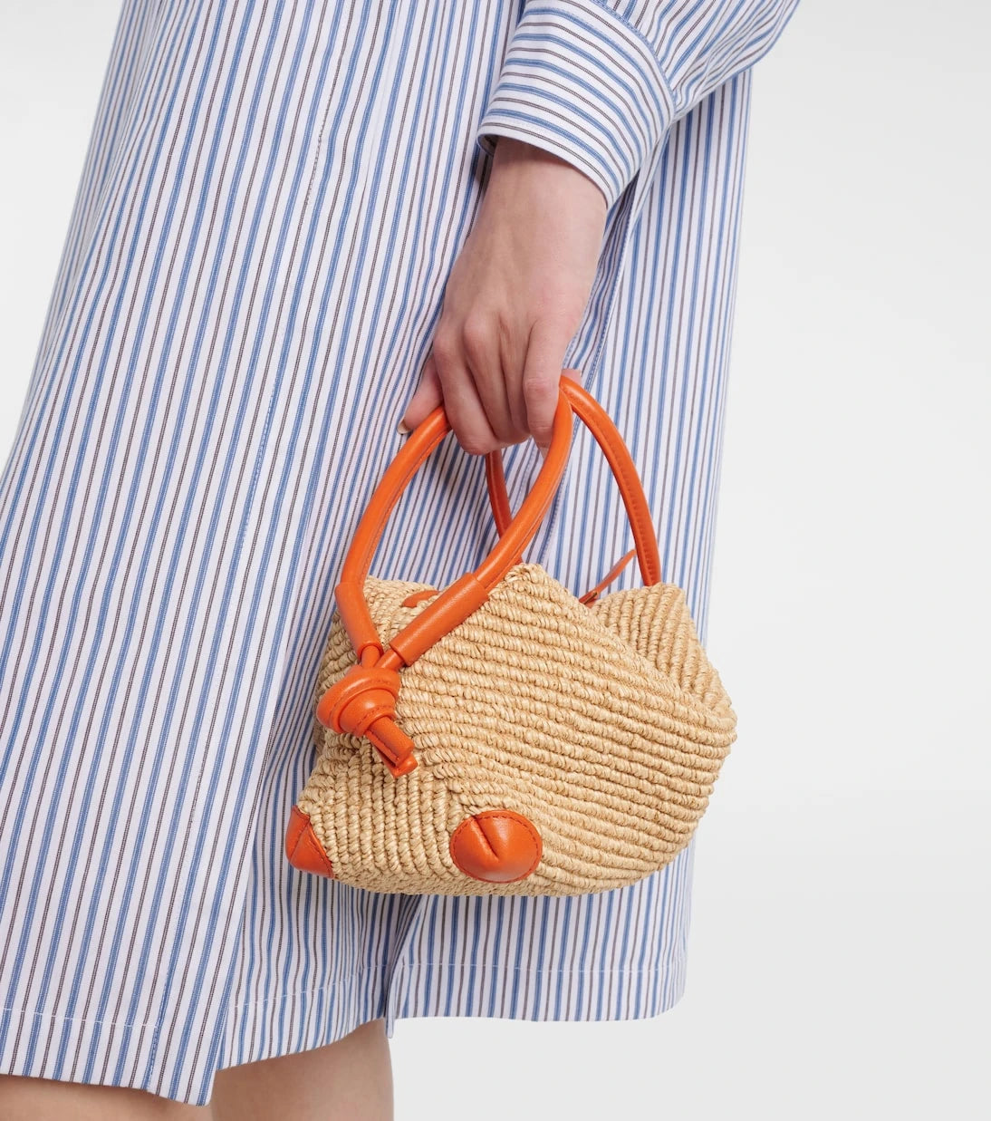 Bottega Veneta - حقيبة توت Loop من الرافيا والمزينة بالجلد