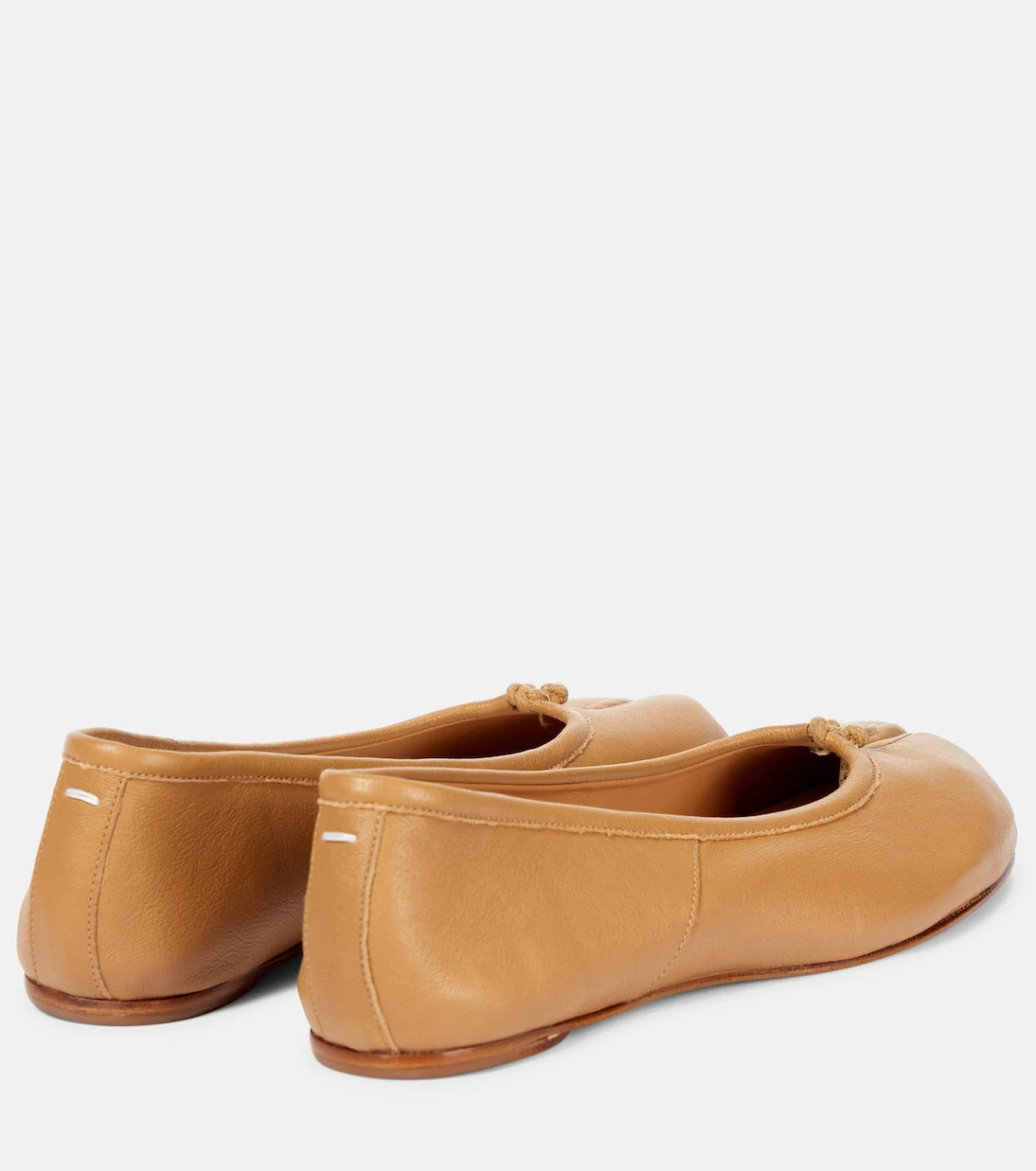 Maison Margiela - حذاء باليه تابي الجلدي المسطح