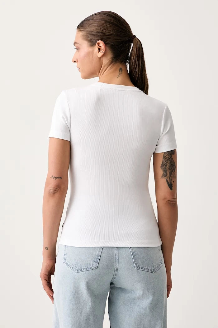 Guess Jeans pamuk ve elastanlı kadın tişörtü