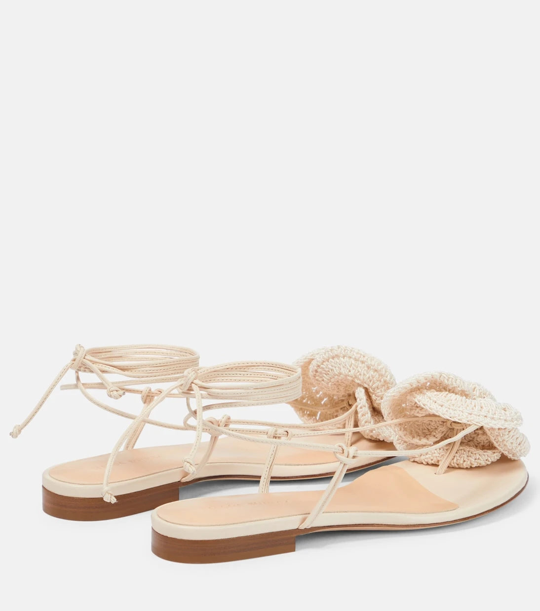 ماغدا بوتريم - صنادل من الكروشيه والجلد