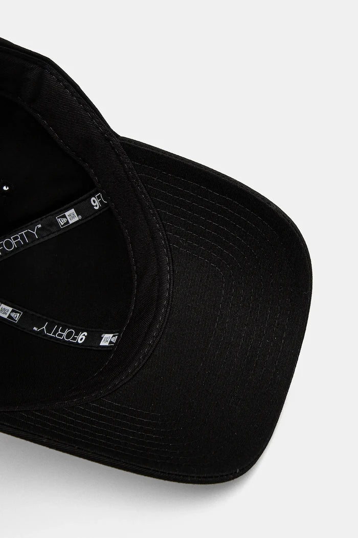 Памучна шапка с козирка New Era NE BADGE 940