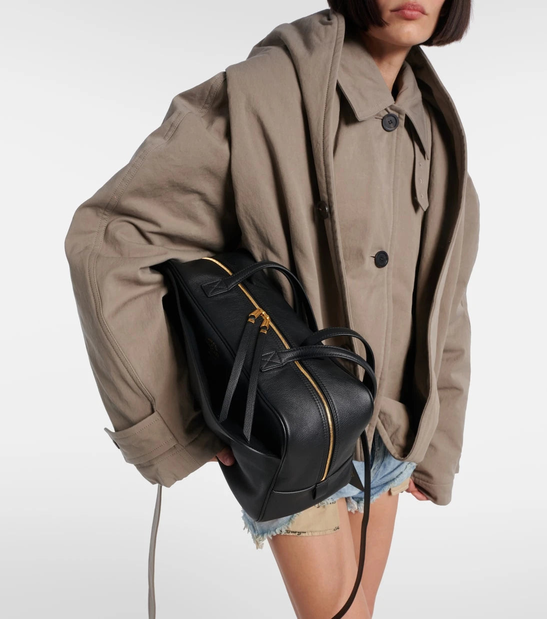 Balenciaga - حقيبة بولينج Carrie Medium من الجلد