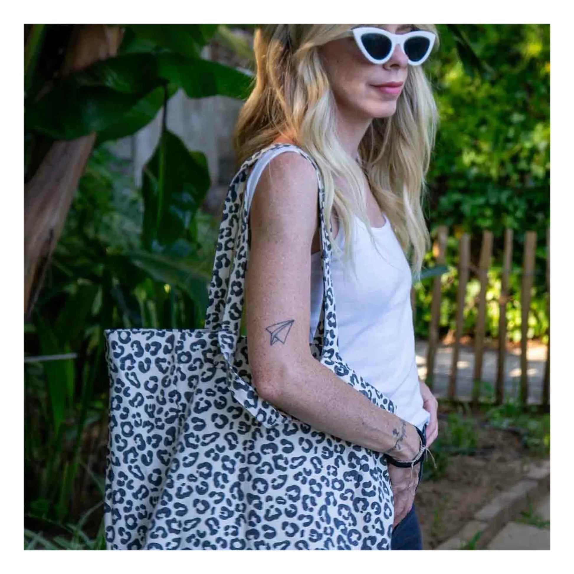 Rose in April - Elisabeth Graou tote bag | Beige