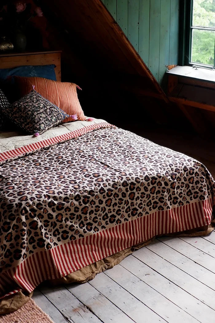 Памучно покривало Doing Goods Leopard Single 220 x 140 cm