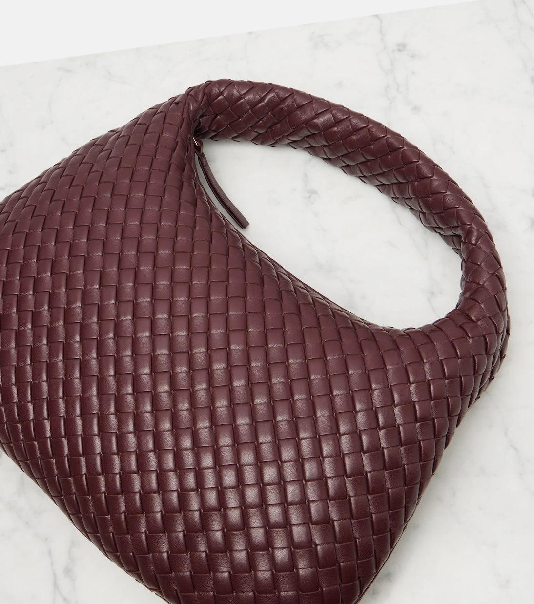 Bottega Veneta - حقيبة كتف Veneta Medium من الجلد