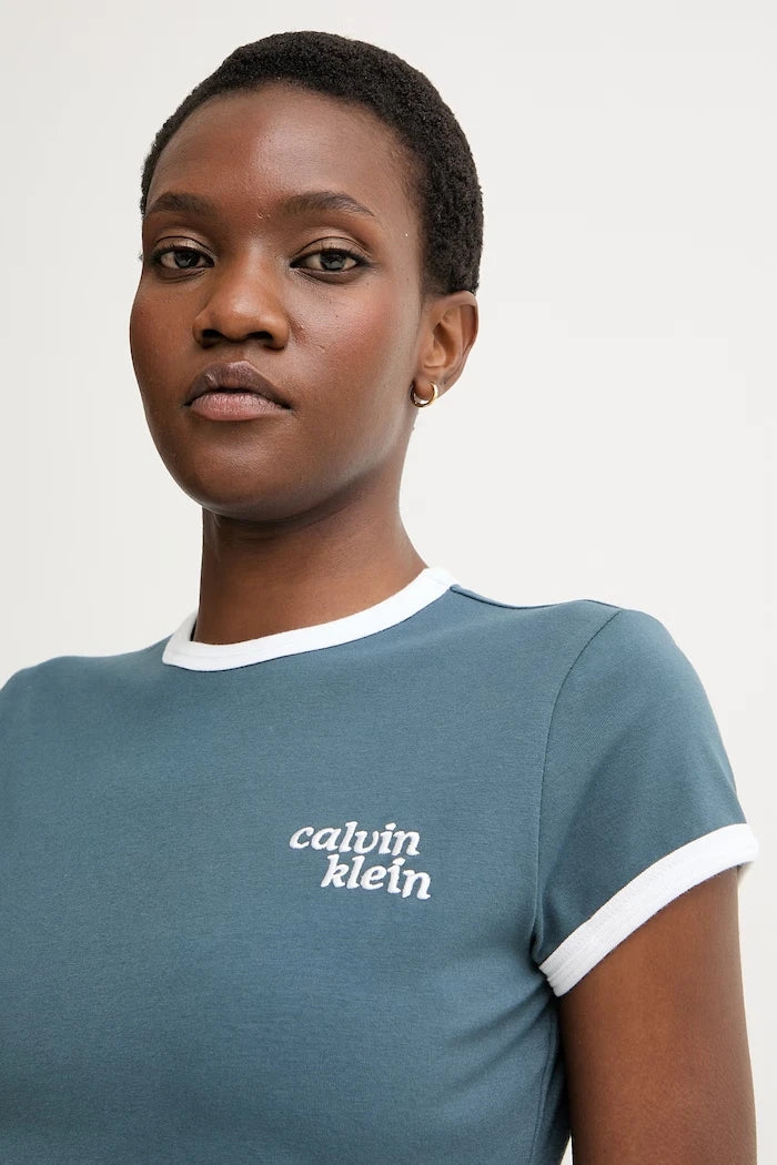 Calvin Klein Jeans pamuk ve elastanlı kadın tişört