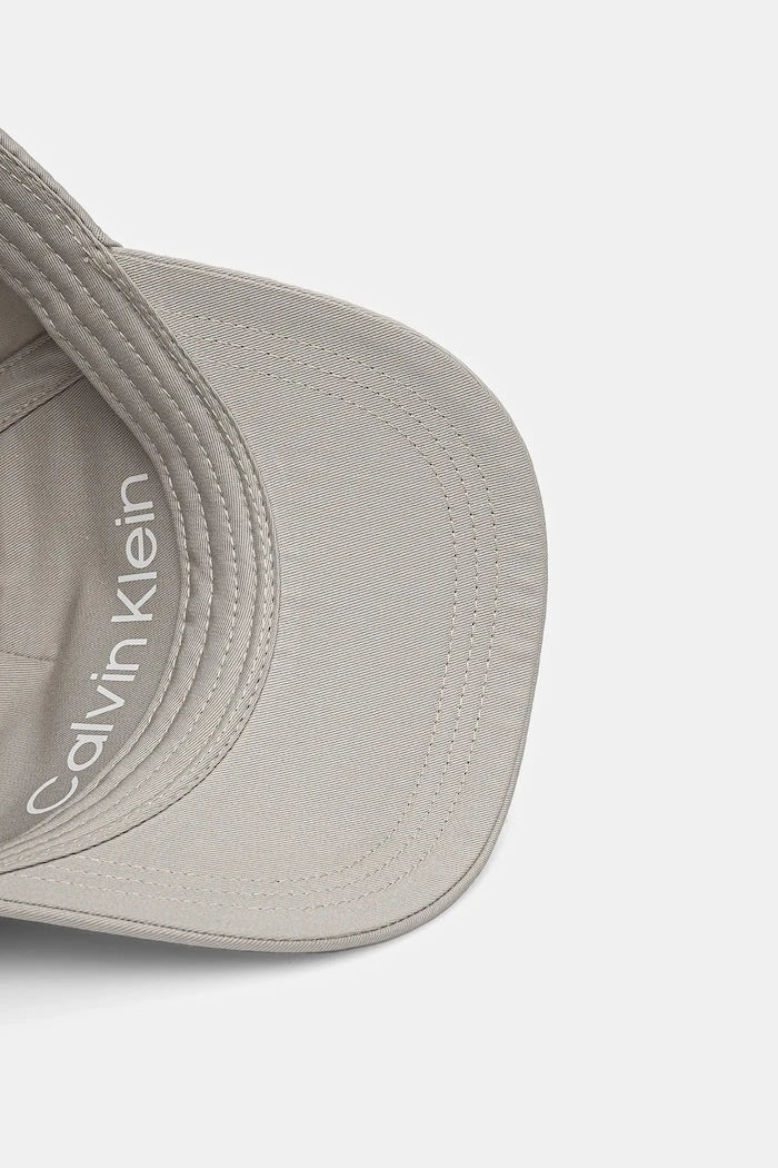 Памучна шапка с козирка Calvin Klein