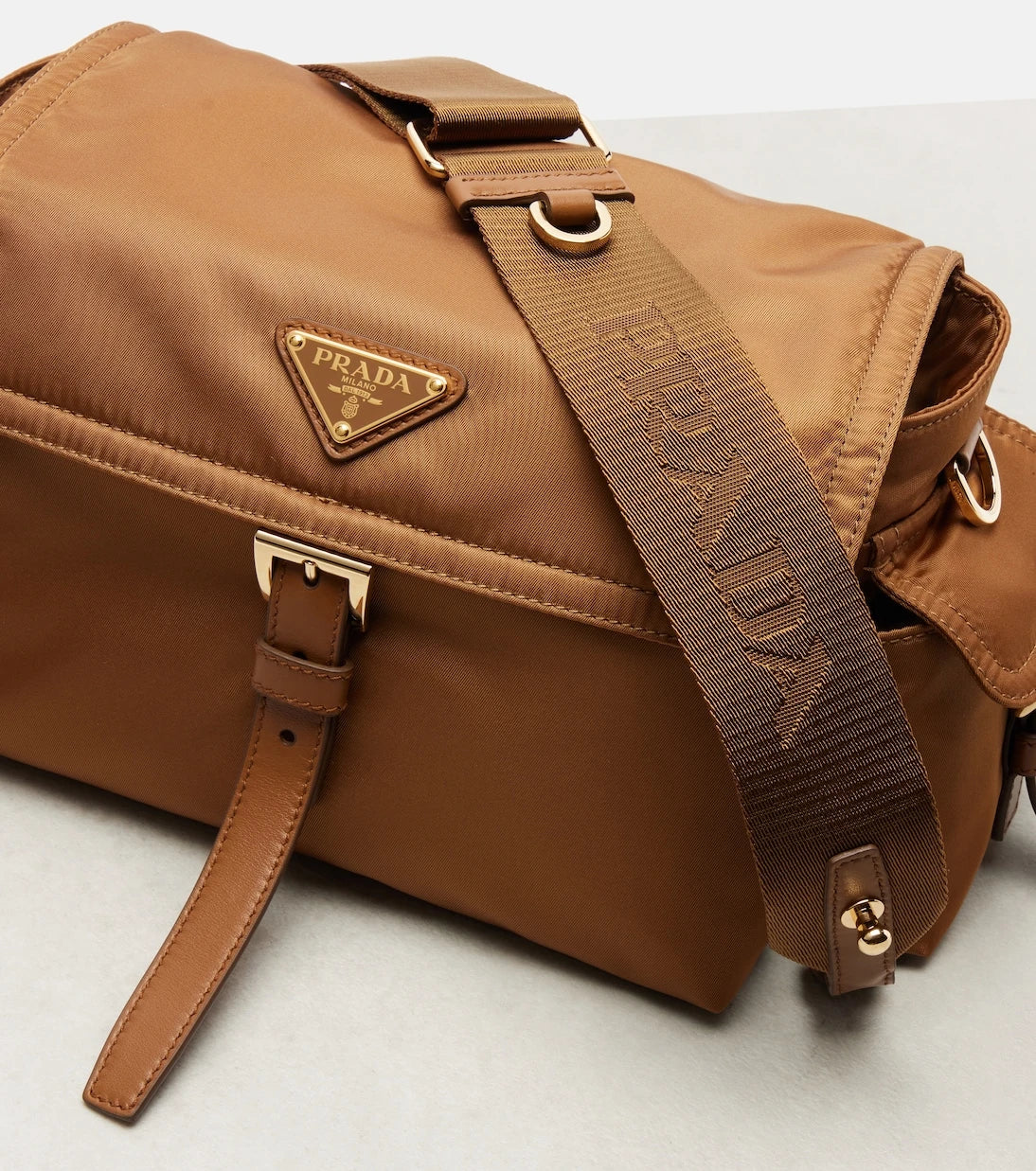 Prada - حقيبة كتف Prada Explore المتوسطة من Re-Nylon