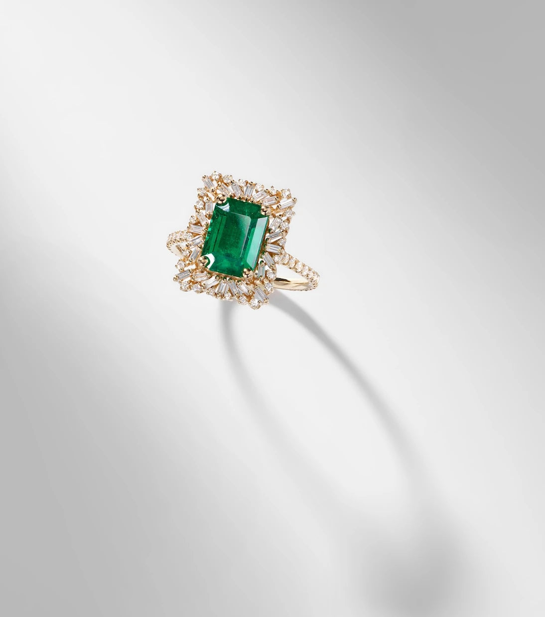 Suzanne Kalan - 18kt gold ring with emerald and diamonds