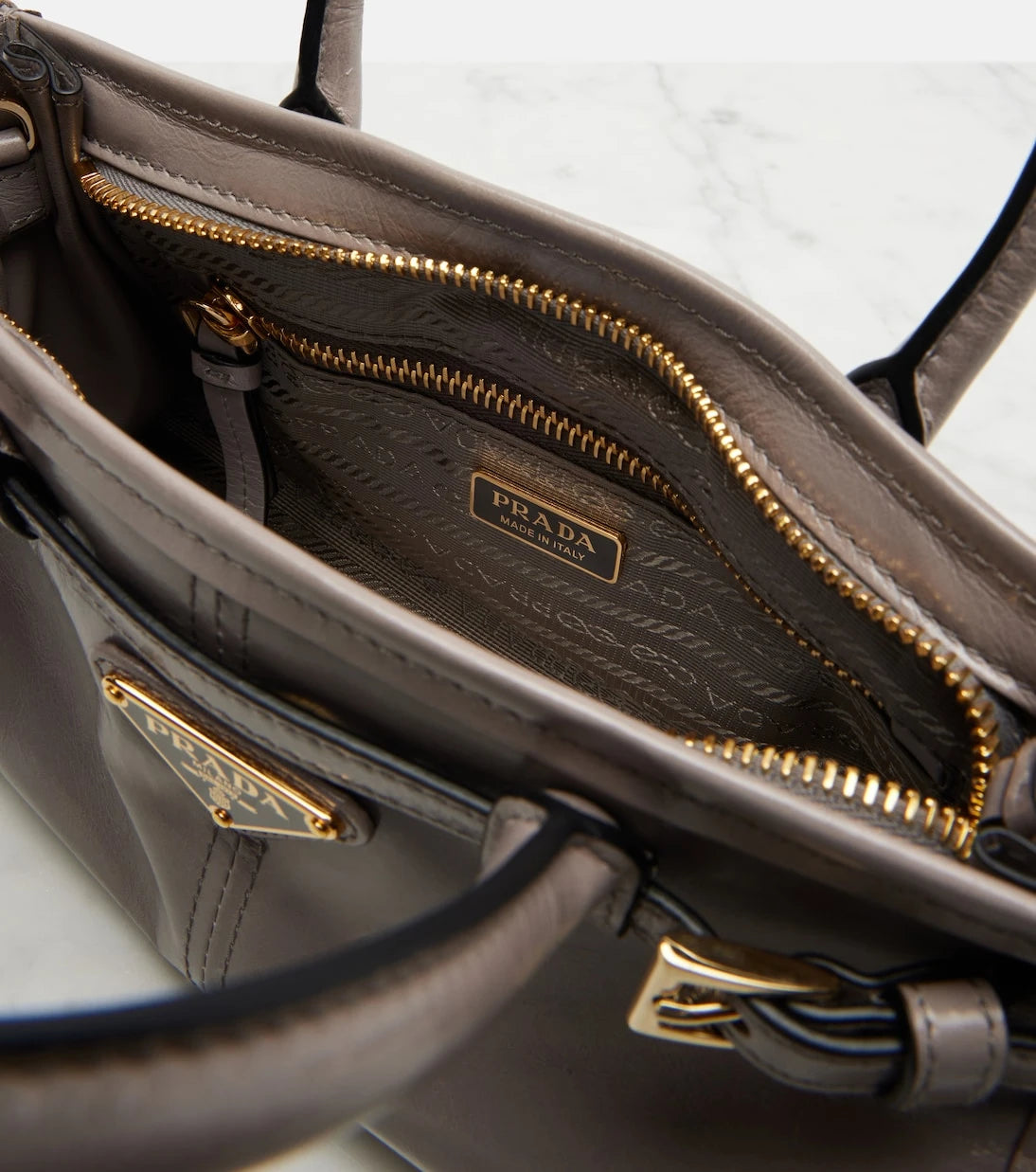 Prada - حقيبة برادا بوني ميني جلدية بمقبض علوي
