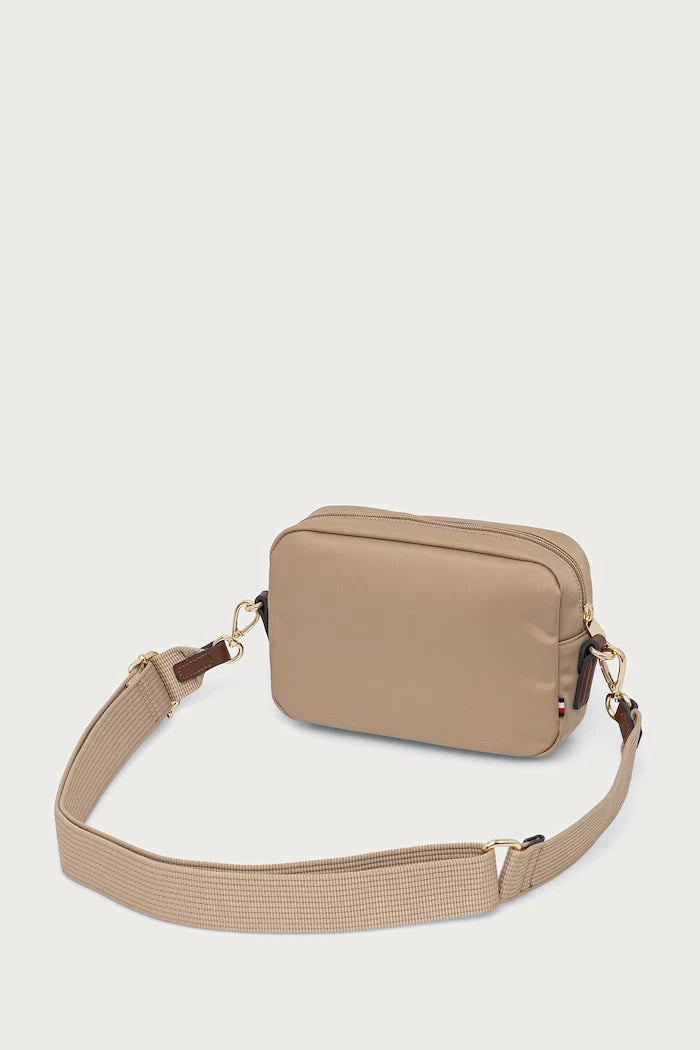 Tommy Hilfiger ayarlanabilir saplı kadın çantası