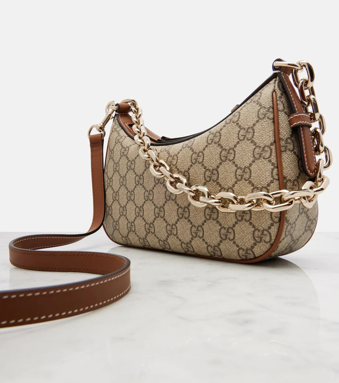 Gucci - حقيبة كتف صغيرة من قماش بشعار GG