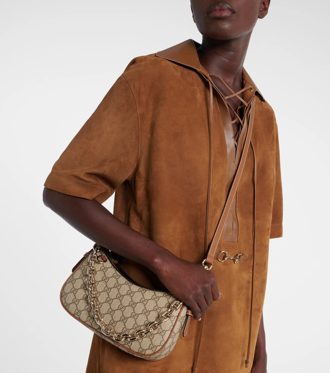 Gucci - حقيبة كتف صغيرة من قماش بشعار GG