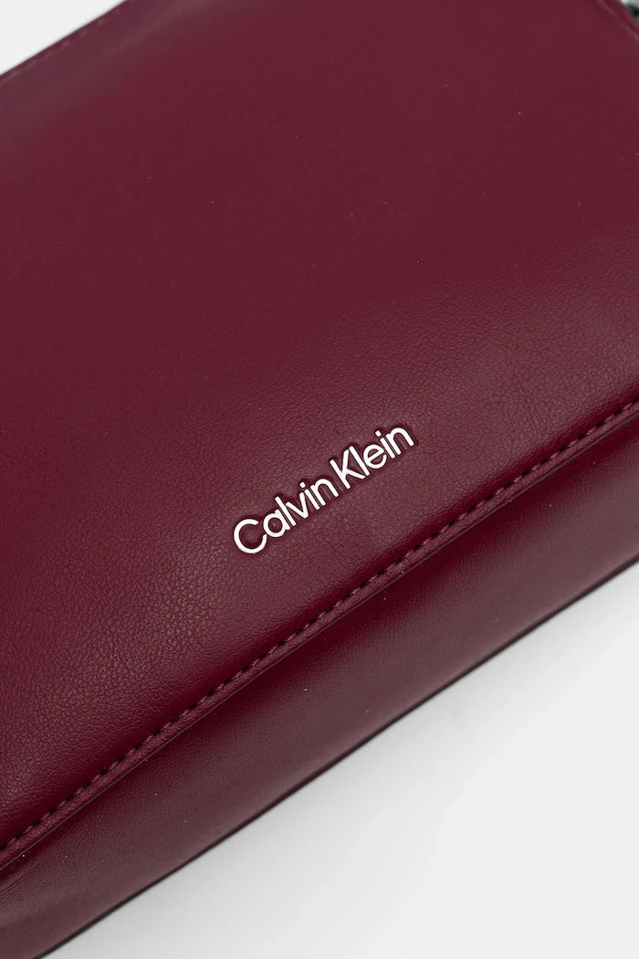 Calvin Klein kadın suni deri çapraz çanta