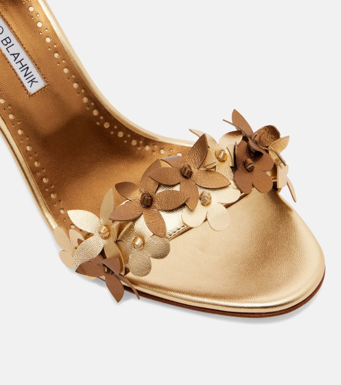 Manolo Blahnik - صندل Anista الجلدي بتطريزات الزهور