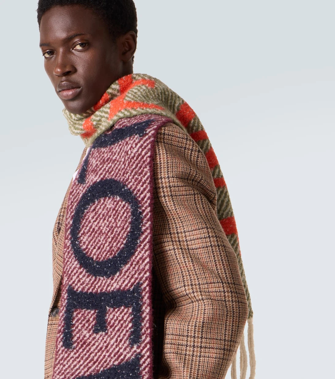 Loewe - وشاح مزين بشعار الماركة ومصنوع من مزيج الألبكة والصوف بحواف مهدبة