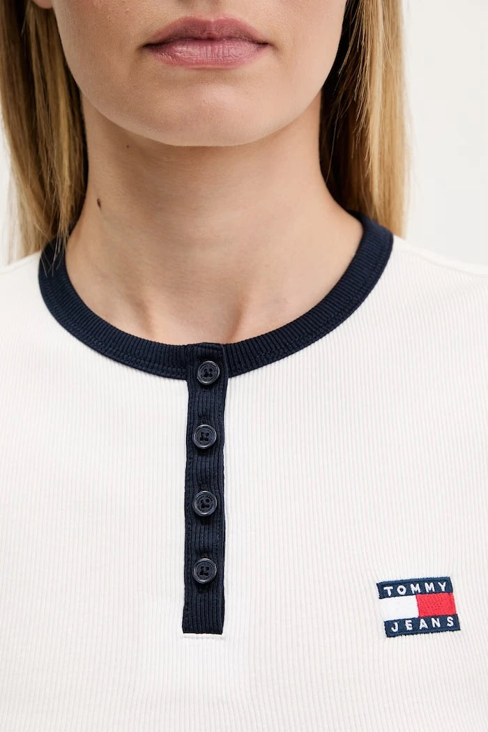 Tommy Jeans pamuklu kadın tişört