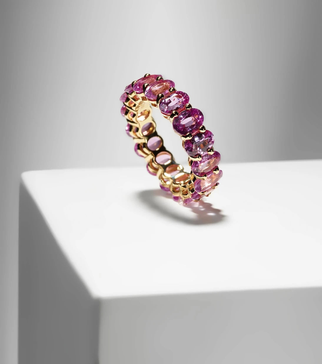 Shay Jewelry - خاتم إترنيتي من الذهب عيار 18 قيراطًا مرصّع بالياقوت