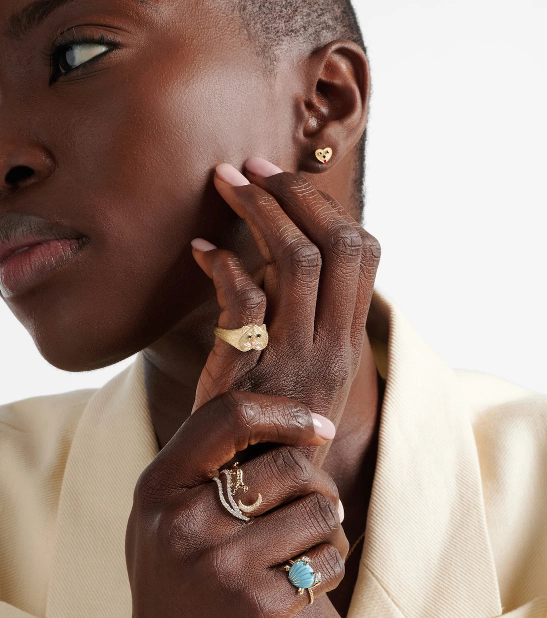 Yvonne Léon - Chevalière Chaton Mini 9kt gold ring with black diamonds
