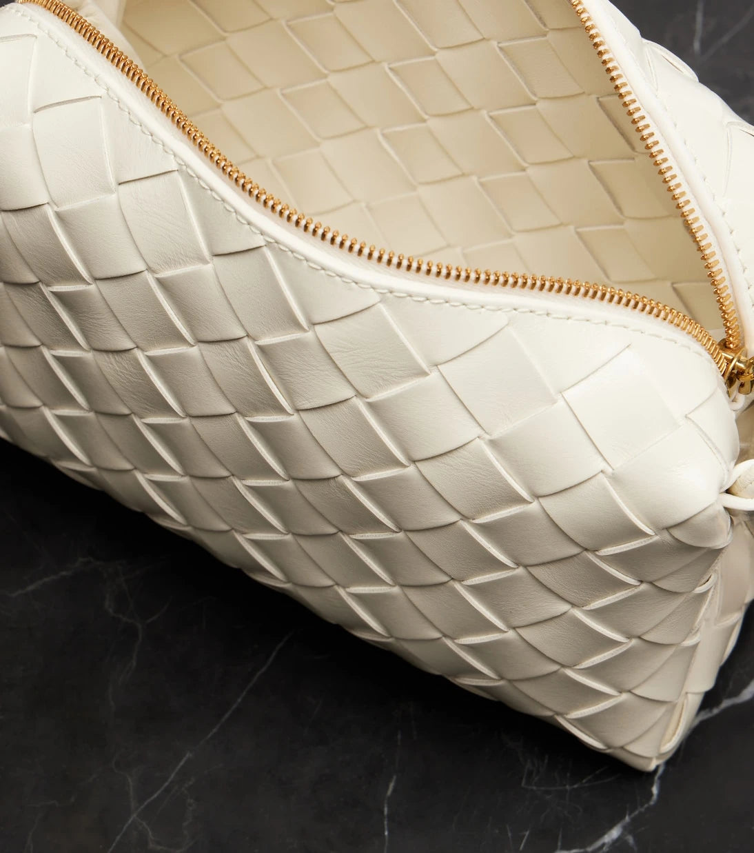 Bottega Veneta - حقيبة كروس بودي لوب ميني جلد