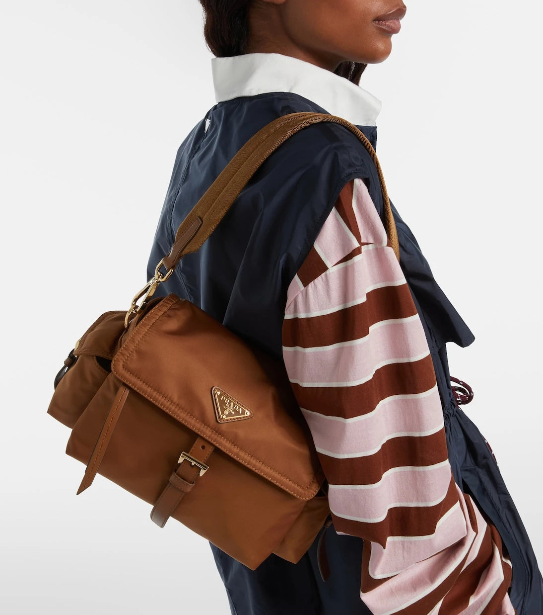 Prada - حقيبة كتف Prada Explore المتوسطة من Re-Nylon