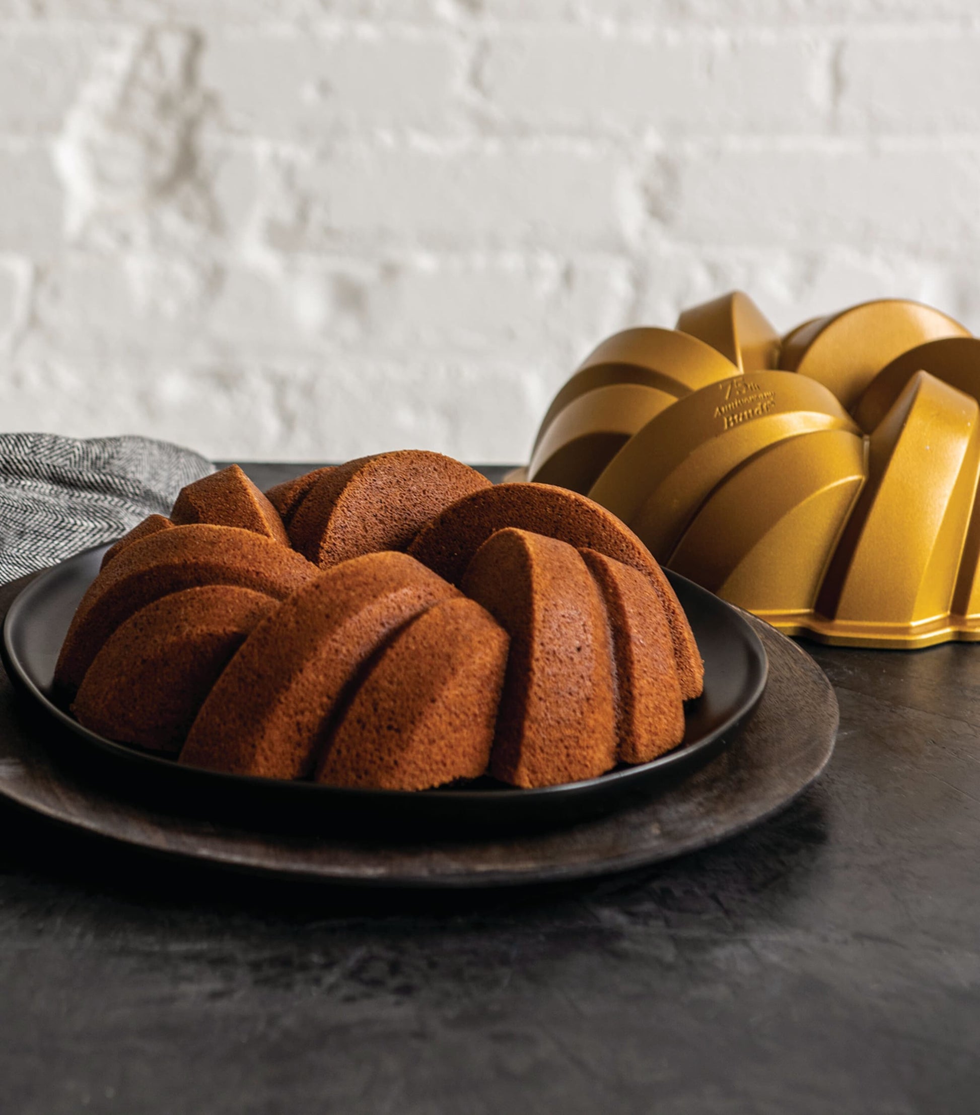 Nordic Ware 75th Anniversary Braided Bundt Pan (27cm)