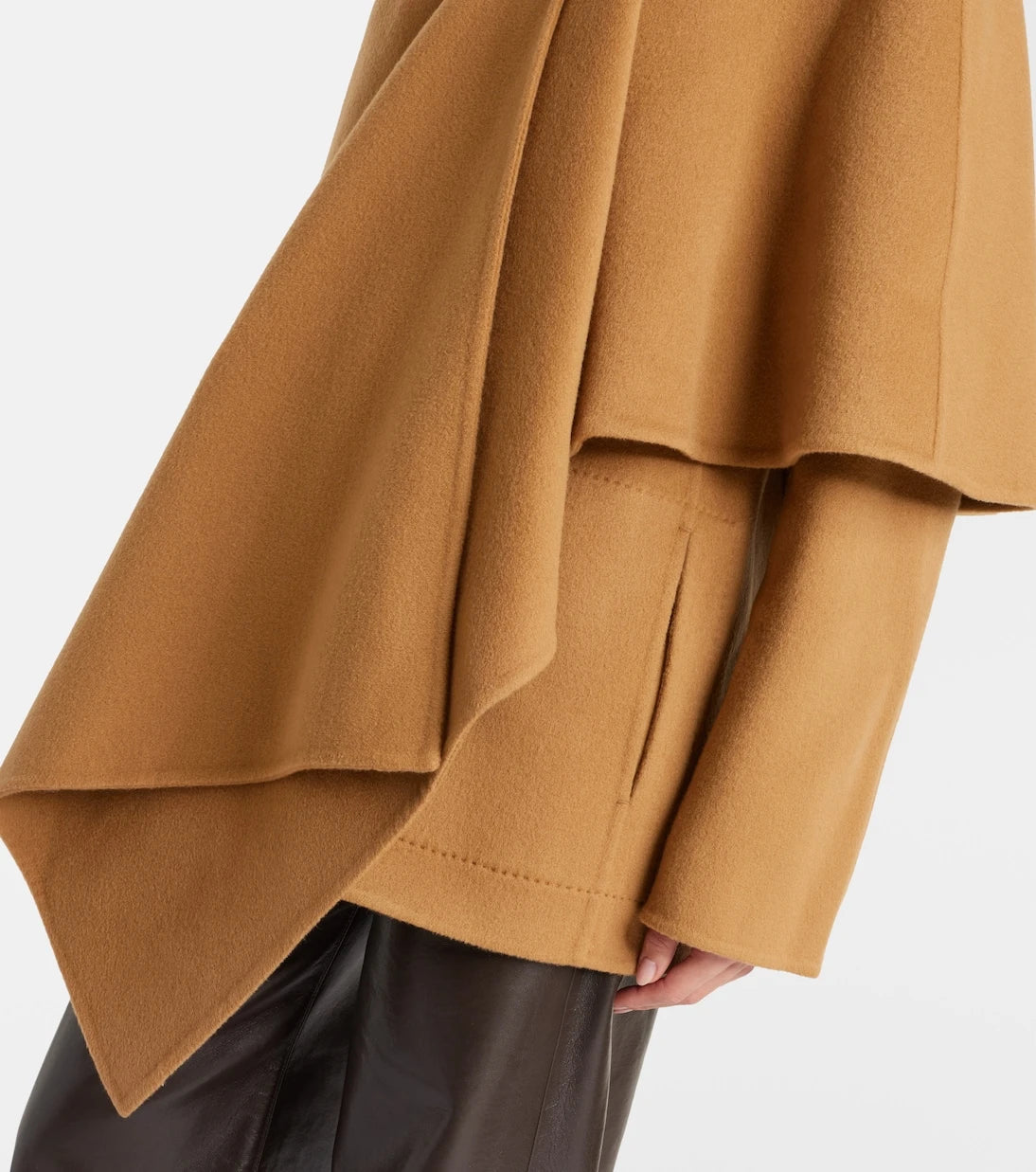 Altuzarra - معطف Dak بقصة كاب من مزيج الصوف