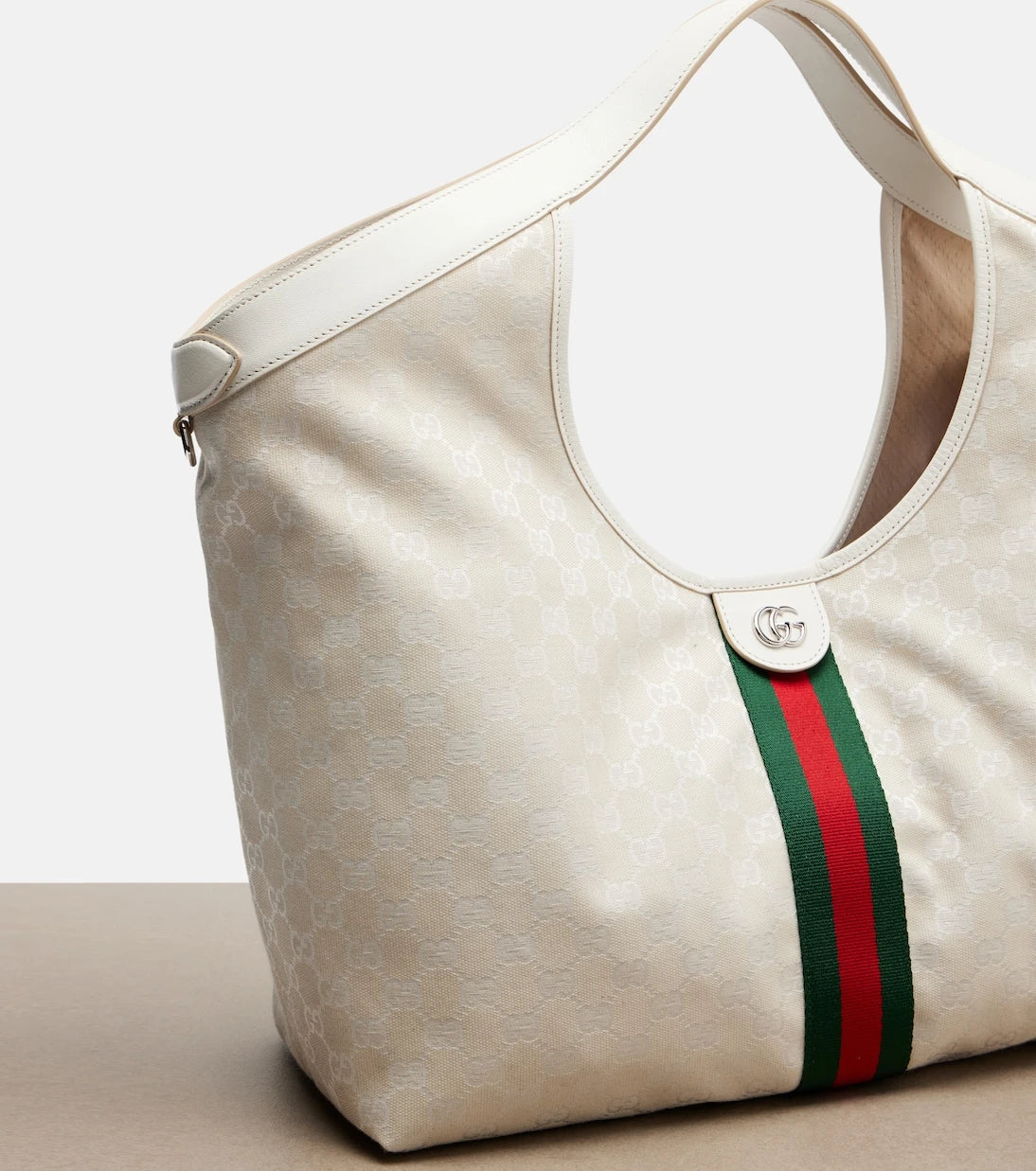 Gucci - حقيبة توت كبيرة من قماش GG Giglio من Gucci