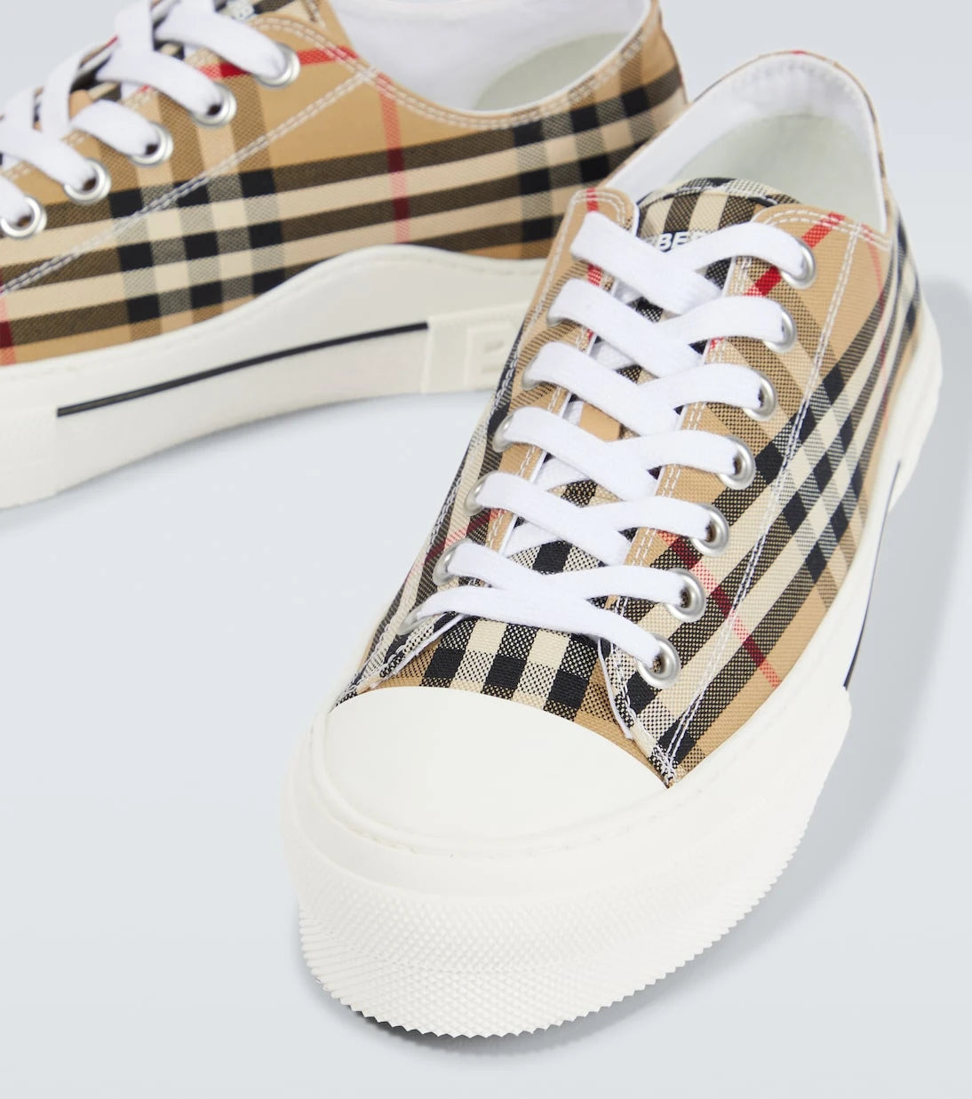 Burberry - حذاء سنيكرز كانفاس بطبعة مربعات بربري