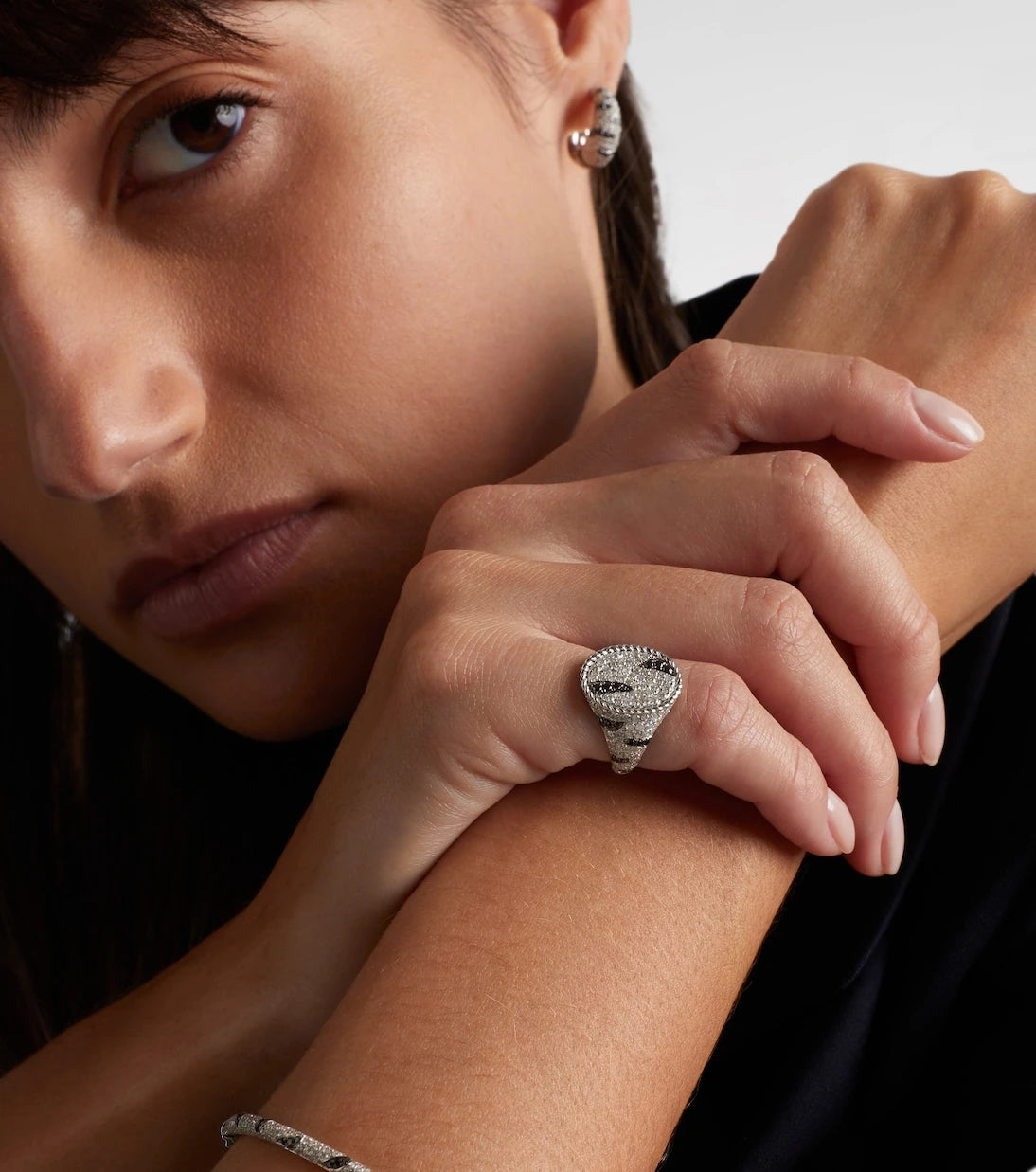 Yvonne Léon - Zèbre 18kt white gold pinky ring with diamonds