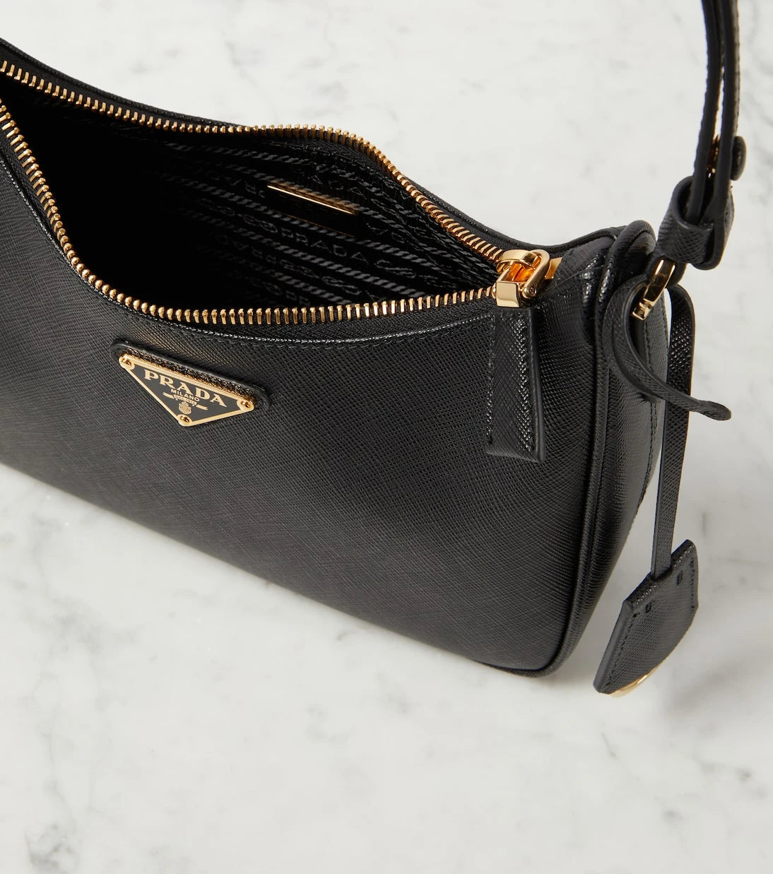 Prada - حقيبة كتف Re-Edition Mini من الجلد
