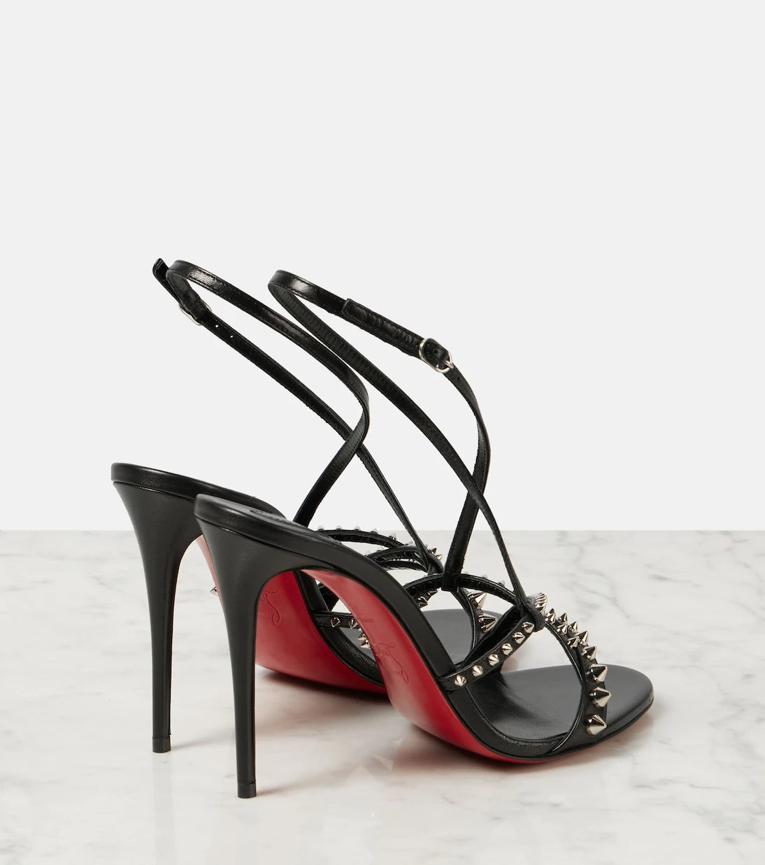Christian Louboutin - صنادل تاتوشكا المصنوعة من الجلد المرصع بالمسامير