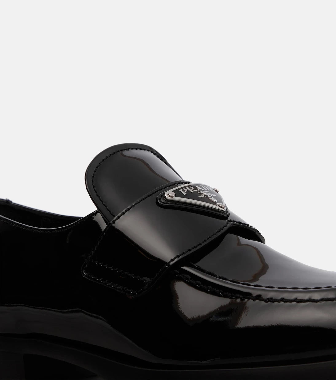 Prada - حذاء لوفرز من الجلد اللامع بشعار الماركة