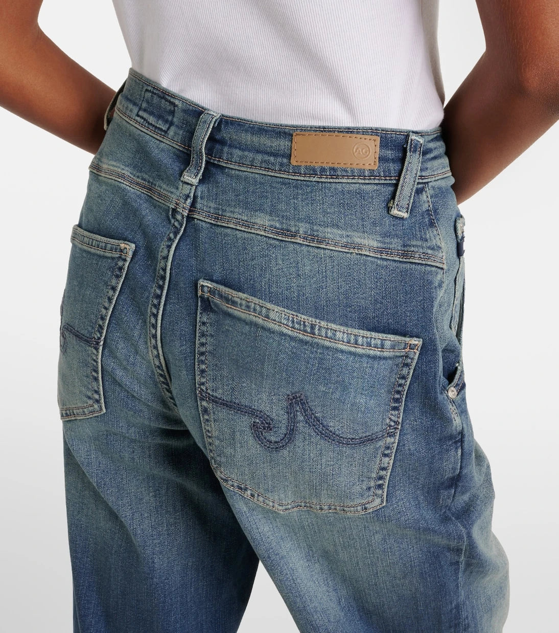 AG Jeans - بنطلون جينز بخصر عالٍ وقصّة ساق برميلية