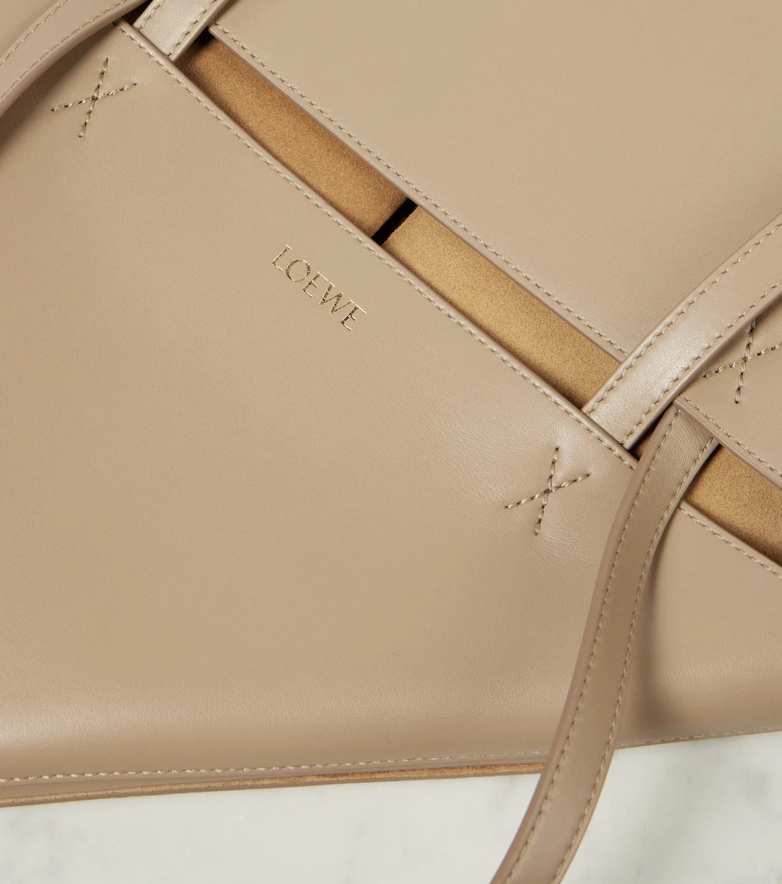 Loewe - حقيبة توت جلدية Puzzle Fold متوسطة الحجم