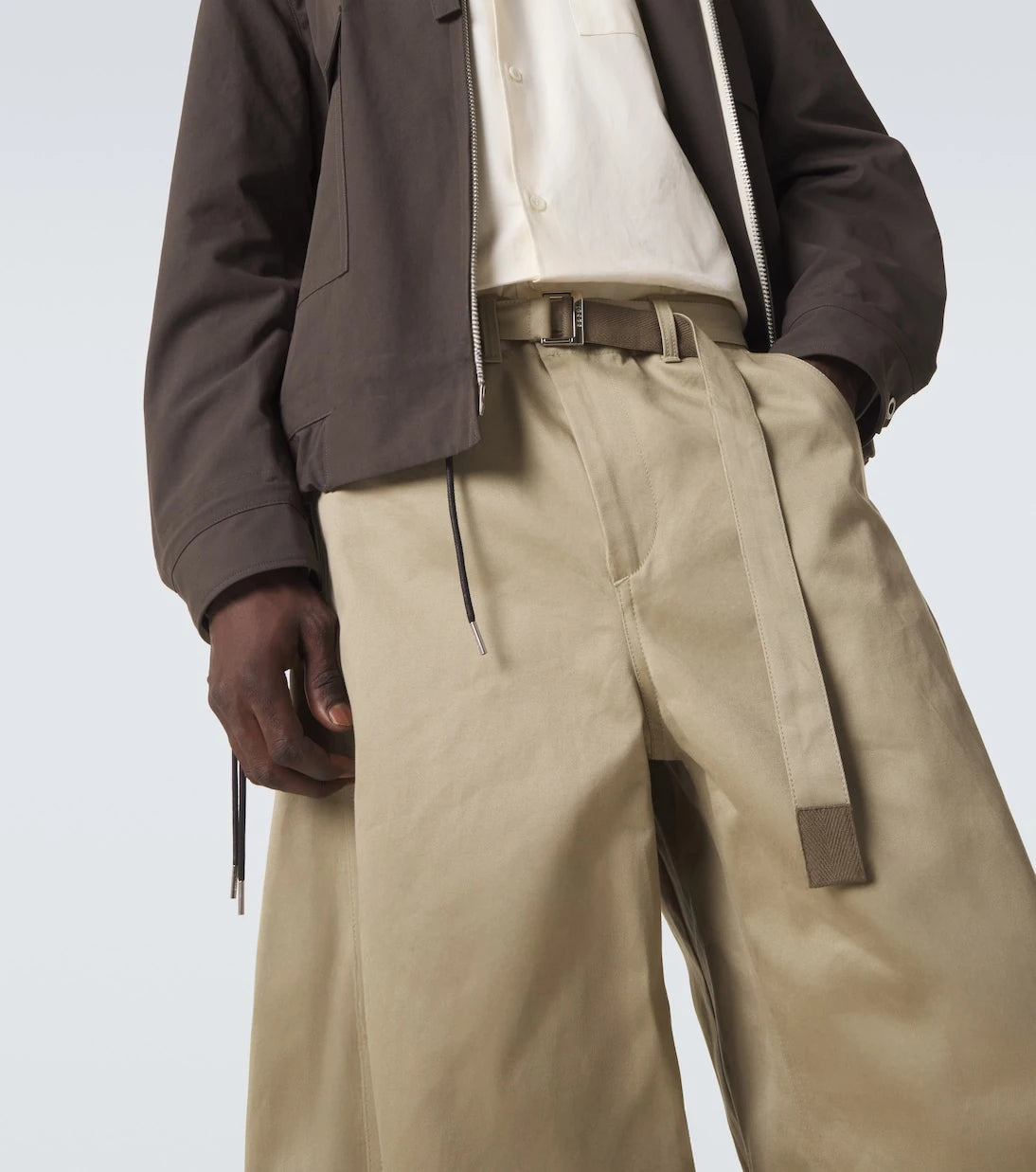 Sacai - بنطال تشينو قطني بقصة واسعة عند الساق